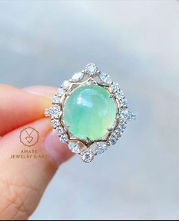 今日福利特惠❄️！ Jadeite Ring！ 0.70ct diamond & 18k gold Size around 11.4*6.5 mom, price 9880HKD 18k金A貨天然翡翠戒指！蛋面湖水綠冰種翡翠主石！ 質地細膩柔和&種水靚無封底！鑽石70份&18K金材質！ 翡翠蛋面檯面約11.4*6.5 mm，超抵特惠只售9880HKD❄️64211550370691110