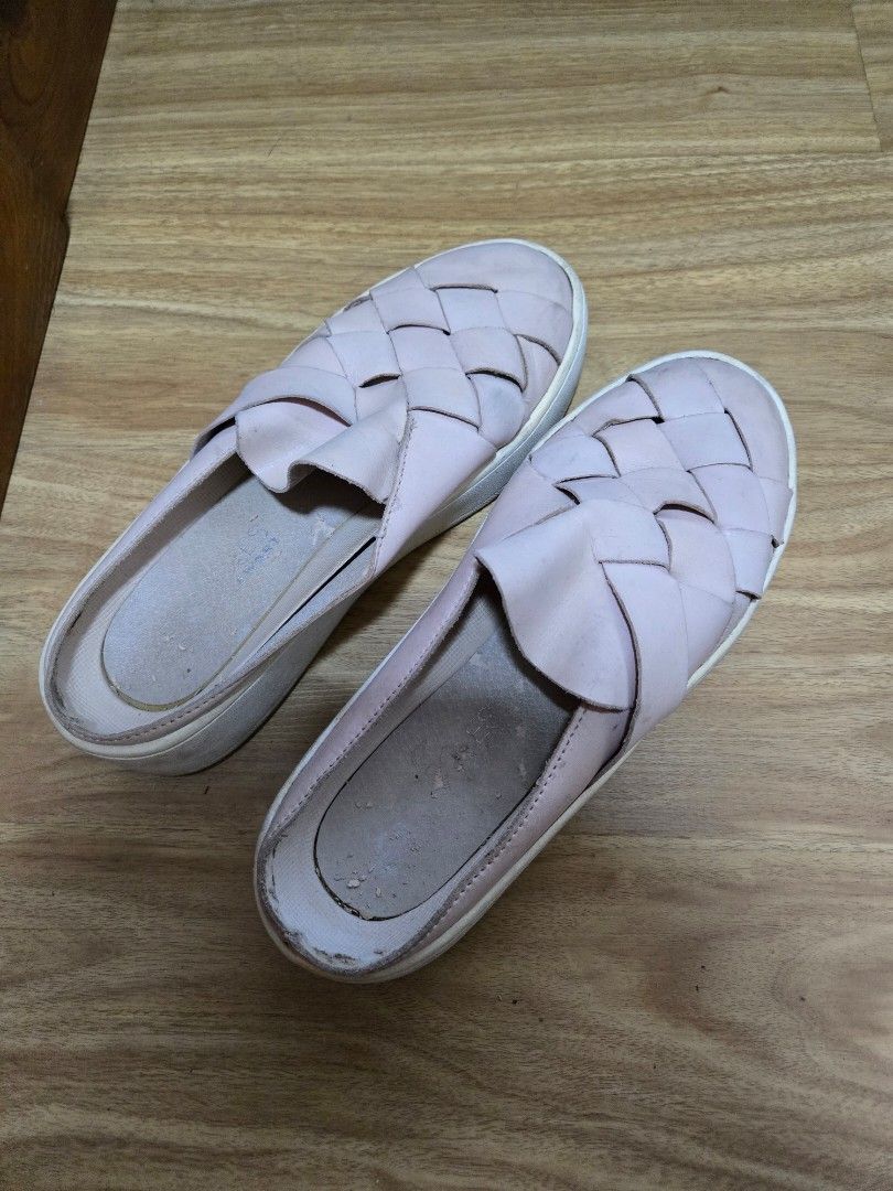 Aerosoles Martha Stewart Wax Paper Mule – Slip-On Shoe w/ Memory Foam Footbed (Pink) (Category: Sneakers) located in Mandaluyong City. Submitted by peachessa (Listing ID 1391072108, Image 2). Description: ✨ Very well used but still wearable 👡 Size: US 6M / EU 36 🦶 Suitable for wide-footed gals (I’m usually EU 38, but this pair fits me well) 📦 Comes in original box ☁️ Comfortable slip-on design with memory foam footbed Reason for selling: Declu