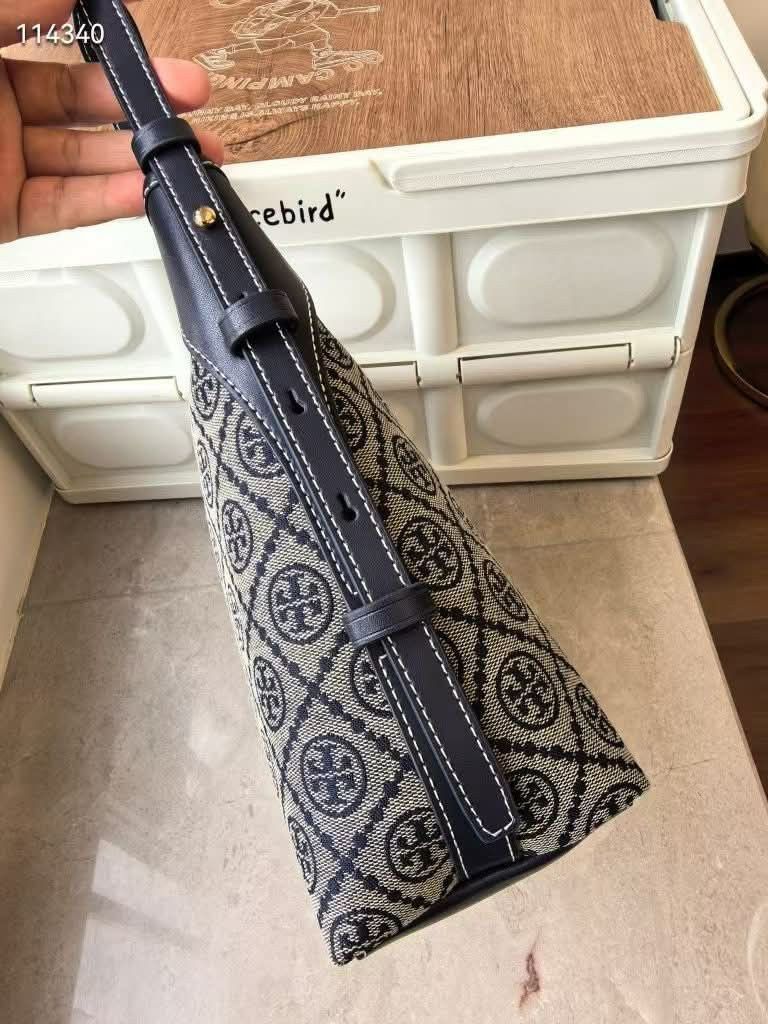 Authentic Tory Burch Shoulder Bag (Category: Luxury Bags & Wallets) located in Santa Cruz. Submitted by janelovebagswatchesshoesph (Listing ID 1391068822, Image 3). Description: .