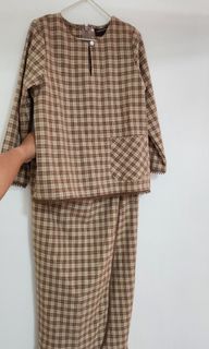 (Category: ) located in . Submitted by ros2z.wardrobe (Listing ID 1391050510, Image 1). Description: .