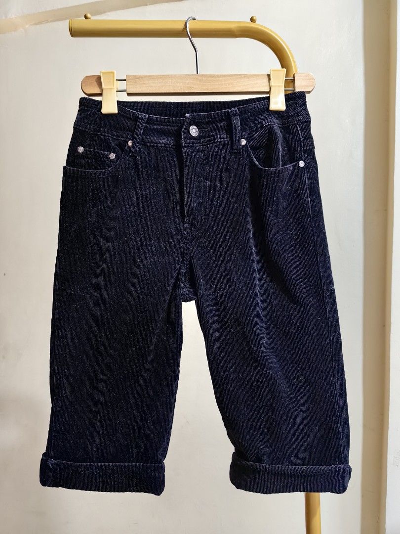 Black Corduroy Tokong Pants (Category: Other Bottoms) located in Manila. Submitted by siblessie (Listing ID 1391067920, Image 1). Description: Black Corduroy Tokong Pants Waist: 28 Hips: 35 Rise: 11 Length: 23 XS Mine: 120 pesos.