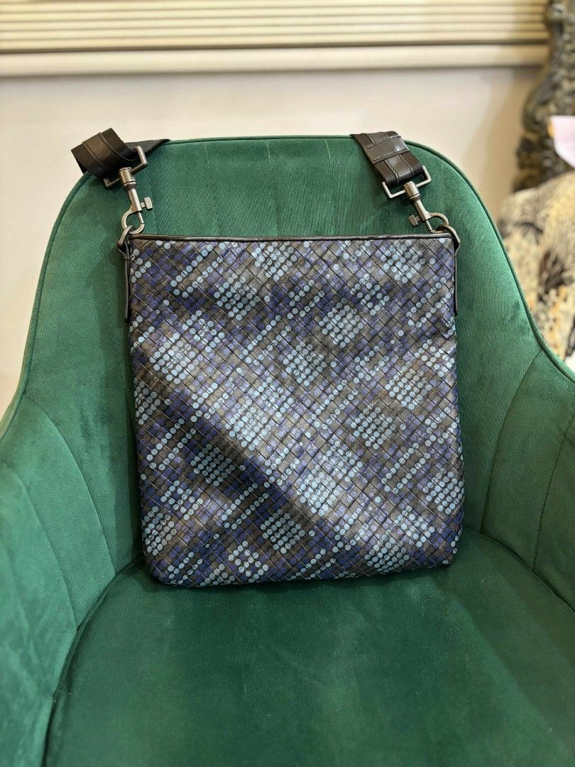 Bottega Veneta Sling Bag (Category: Luxury Bags & Wallets) located in Bulacan. Submitted by animrac23 (Listing ID 1391092394, Image 1). Description: Bottega Veneta Sling Bag.