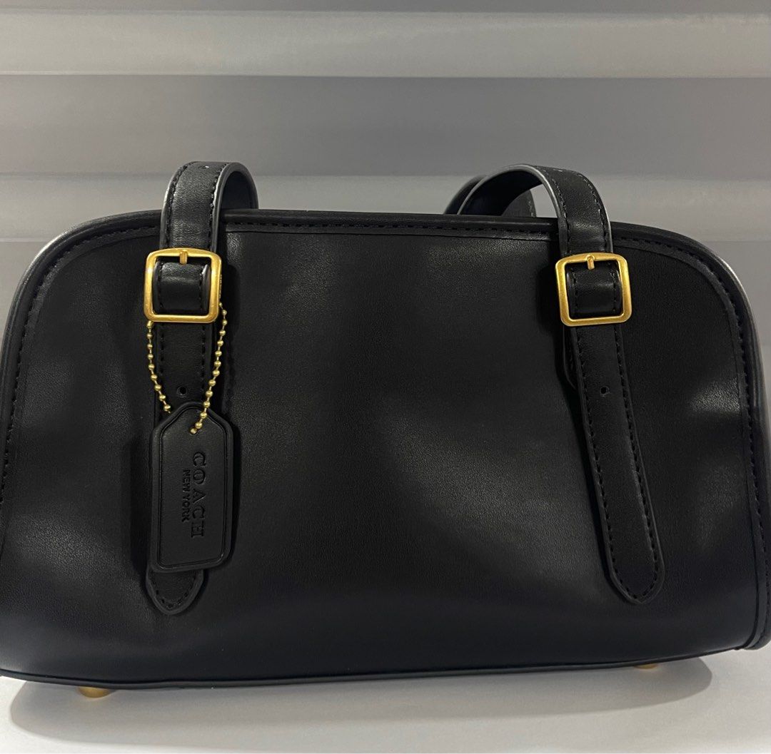 Coach Bag (Category: Shoulder Bags) located in Manila. Submitted by ___miccc (Listing ID 1391079144, Image 1). Description: Coach Bag Like new condition No isssues.