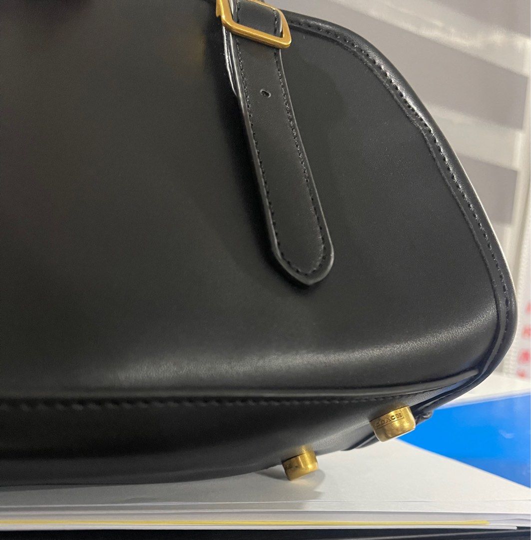 Coach Bag (Category: Shoulder Bags) located in Manila. Submitted by ___miccc (Listing ID 1391079144, Image 3). Description: Coach Bag Like new condition No isssues.