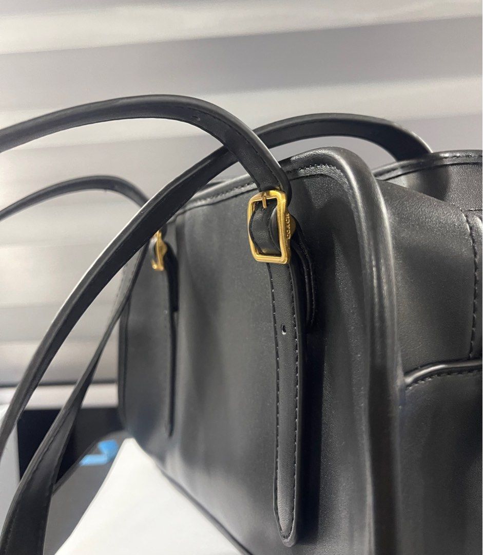 Coach Bag (Category: Shoulder Bags) located in Manila. Submitted by ___miccc (Listing ID 1391079144, Image 2). Description: Coach Bag Like new condition No isssues.
