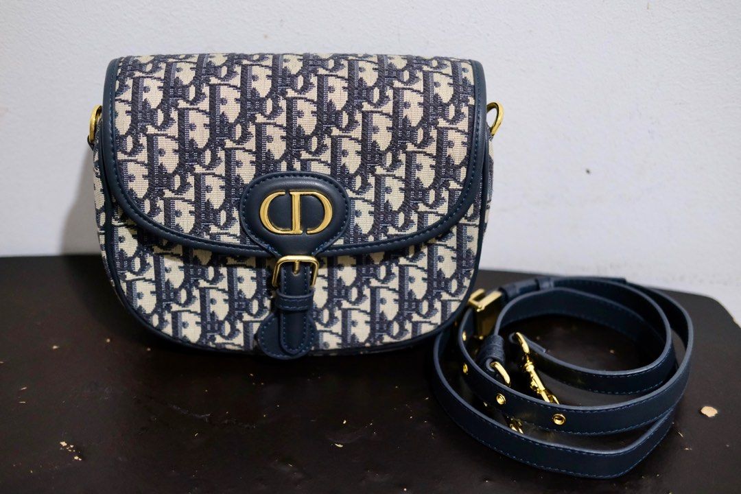 Dior Oblique Bobby Crossbody (Category: Luxury Bags & Wallets) located in Mandaluyong City. Submitted by bolsabellaph (Listing ID 1391123652, Image 3). Description: D!0r Oblique Bobby Crossbody --- Preloved 9/10 MINE P12,500 STEAL P13,500 GRAB P15,000.