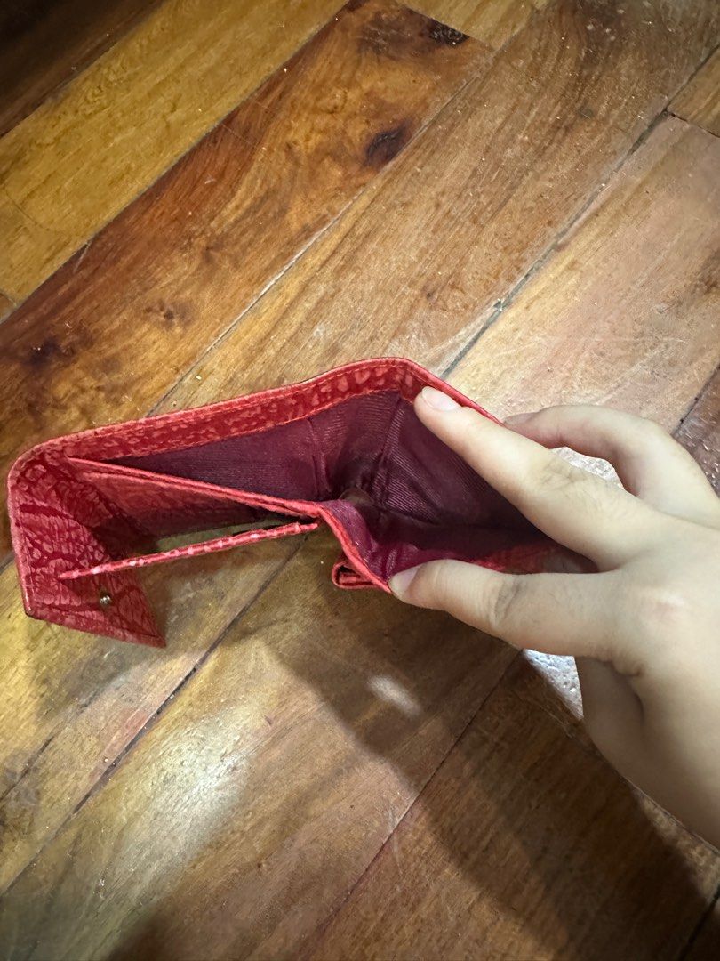 GENUINE LEATHER THAILAND Wallet (Category: Wallets & Card holders) located in Taguig. Submitted by clh2019 (Listing ID 1391097561, Image 2). Description: RFS: decluttering .