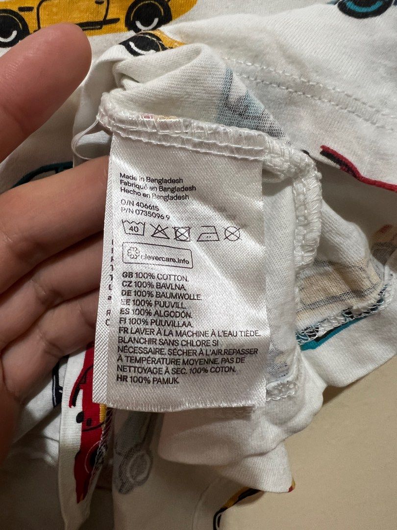H&M Printed Cars tee (Category: Babies & Kids Fashion) located in Quezon City. Submitted by deviljin17 (Listing ID 1390993992, Image 3). Description: H&M Printed Cars tee Size 4-6Y US 13” x 17.5”.