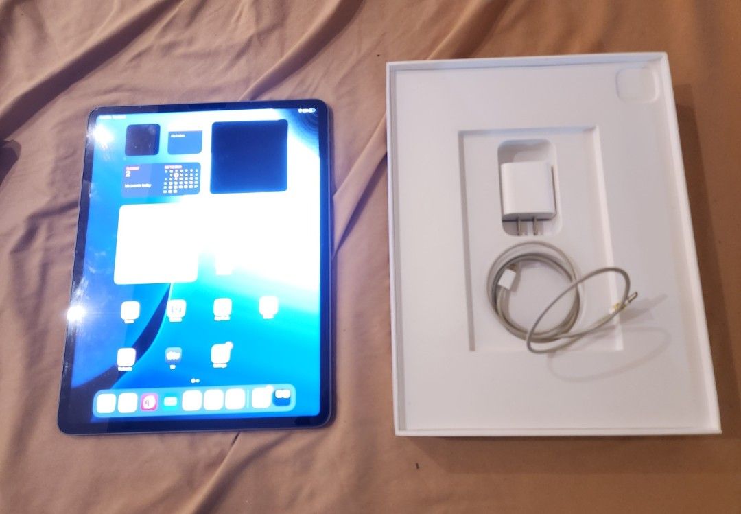 iPad Pro 12.9 M2 Space Gray 128 GB 2022 (Category: iPad) located in Quezon City. Submitted by thehesitantonlineseller (Listing ID 1372293248, Image 3). Description: ITEMS ARE AVAILABLE UNITIL INDICATED AS SOLD. PLEASE READ THE WHOLE POST TO AVOID ANY CONFUSION. NOTE: This is a payment first item. Taglish ko na for so everyone can understand: The item is currently pawned. Someone made a deal and told me bibilhin nya yung unit. I claimed the unit o