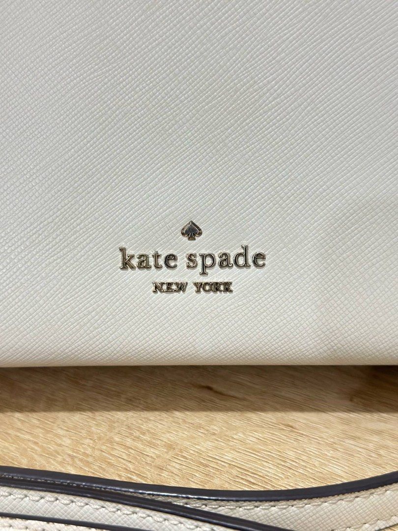 Kate spade cross body bag (Category: Luxury Bags & Wallets) located in San Juan City. Submitted by declutterbykrispy (Listing ID 1337678013, Image 3). Description: KATE SPADE CROSSBODY BAG CREAM WHITE ONLY USED A COUPLE OF TIMES IN GOOD CONDITION 100% AUNTHENTIC BOUGHT IN 🇺🇸 USA.