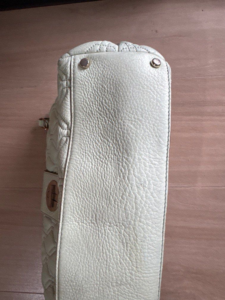 Kate Spade tote bag (Category: Shoulder Bags) located in Antipolo. Submitted by d3lbart (Listing ID 1391055768, Image 3). Description: .