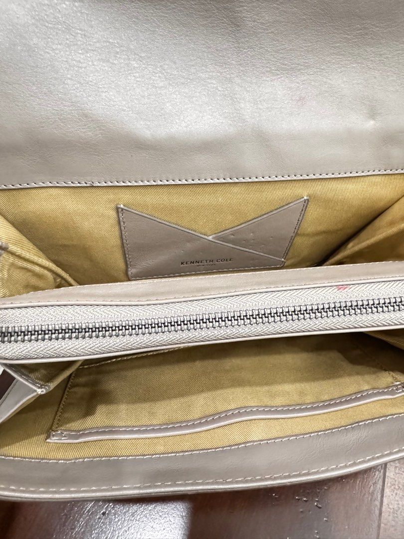 Kenneth Cole Sling bag (Category: Cross-body Bags) located in Antipolo. Submitted by d3lbart (Listing ID 1391056520, Image 3). Description: .