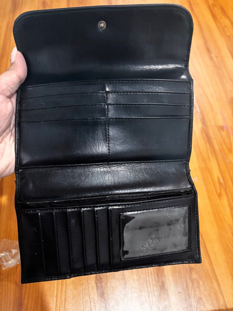 Kenneth Cole Wallet (Category: Wallets & Card holders) located in Quezon City. Submitted by mvdeclutter (Listing ID 1391006595, Image 3). Description: .