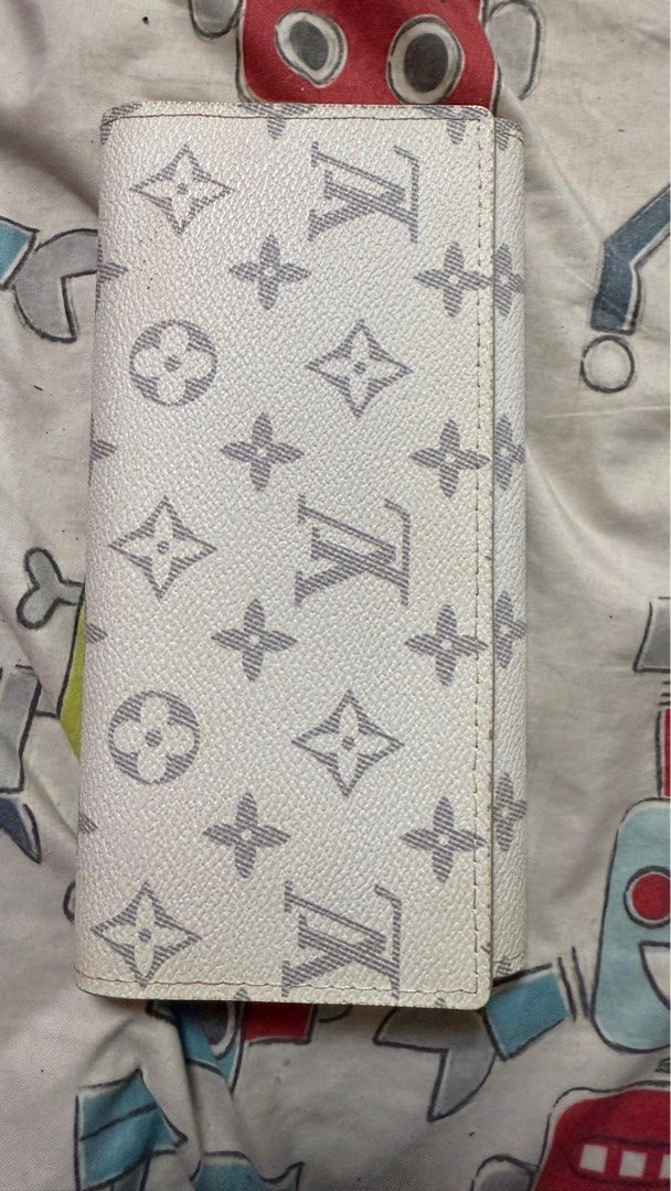 LV white Leather (Category: Luxury Bags & Wallets) located in Dasmarinas. Submitted by khaiganda10-28225 (Listing ID 1391015491, Image 1). Description: ‼️SALE‼️ ₱499 ‼️Not Auth‼️ Louis Vuitton White Leather wallet Tri- Fold Lv Logo design cream inside in a very good condition ,Slightly Used‼️ Pre-owned - Good. This item has been gently used but is in good condition. It might have a few signs of use, but all imperfections should be shown and descr