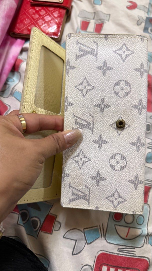 LV white Leather (Category: Luxury Bags & Wallets) located in Dasmarinas. Submitted by khaiganda10-28225 (Listing ID 1391015491, Image 3). Description: ‼️SALE‼️ ₱499 ‼️Not Auth‼️ Louis Vuitton White Leather wallet Tri- Fold Lv Logo design cream inside in a very good condition ,Slightly Used‼️ Pre-owned - Good. This item has been gently used but is in good condition. It might have a few signs of use, but all imperfections should be shown and descr