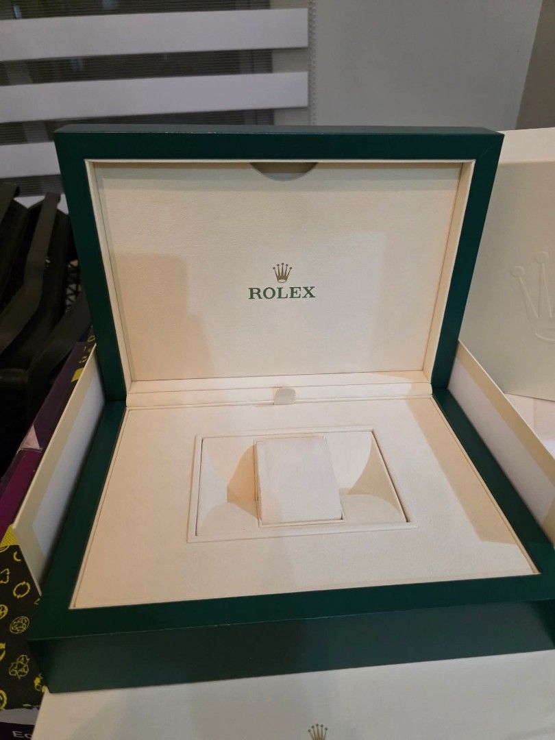 ROLEX EXTRA LARGE JEWELRY BOX (Category: Luxury Watches) located in Makati City. Submitted by eizen.egm (Listing ID 1391135847, Image 1). Description: For Sale! Rolex Extra Large Jewelry Box for platinum daytona, platinum day-date 40' & 36's, full everose gold Day-date MOP's, etc.. DM for Inquiries God Bless Also follow us on: Instagram, Tiktok, Threads: @eizen.egm Facebook: Eizen Egm & Eizen Egm Watches Facebook Page: Eizen EGM Luxury Watches • 
