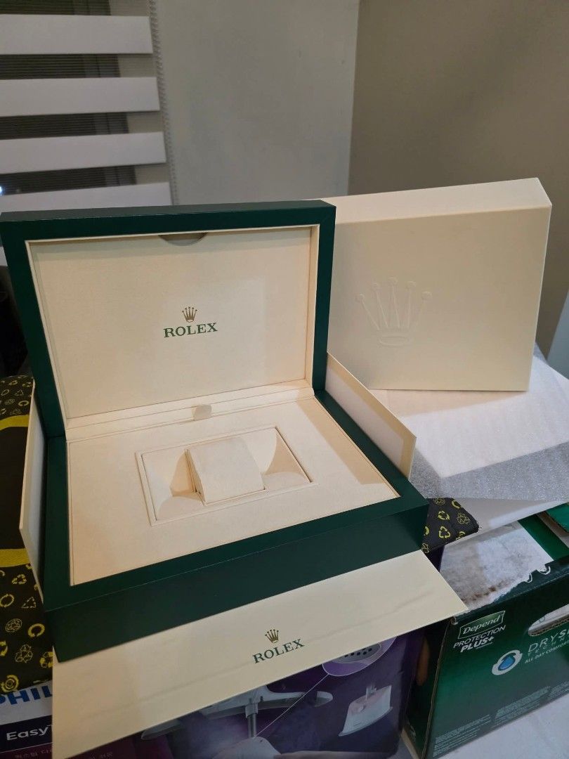 ROLEX EXTRA LARGE JEWELRY BOX (Category: Luxury Watches) located in Makati City. Submitted by eizen.egm (Listing ID 1391135847, Image 3). Description: For Sale! Rolex Extra Large Jewelry Box for platinum daytona, platinum day-date 40' & 36's, full everose gold Day-date MOP's, etc.. DM for Inquiries God Bless Also follow us on: Instagram, Tiktok, Threads: @eizen.egm Facebook: Eizen Egm & Eizen Egm Watches Facebook Page: Eizen EGM Luxury Watches • 