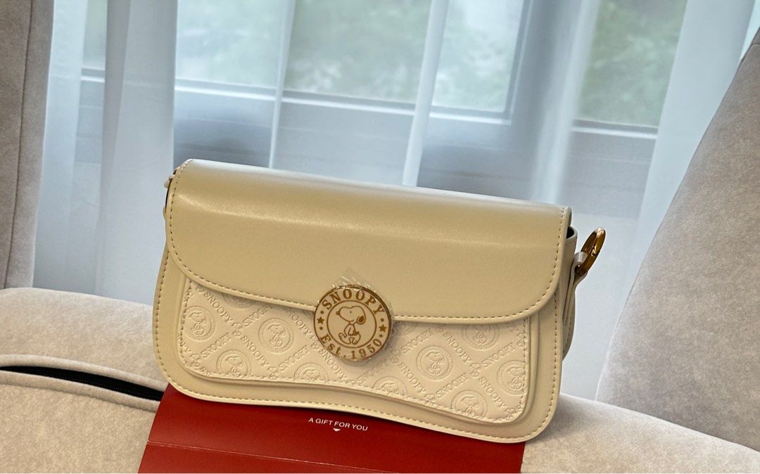 Snoopy Bag (Category: Shoulder Bags) located in Singapore. Submitted by 3velynlim (Listing ID 1391063607, Image 1). Description: all in good condition.