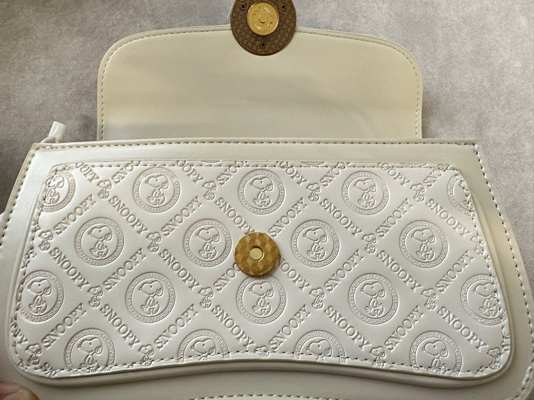 Snoopy Bag (Category: Shoulder Bags) located in Singapore. Submitted by 3velynlim (Listing ID 1391063607, Image 3). Description: all in good condition.
