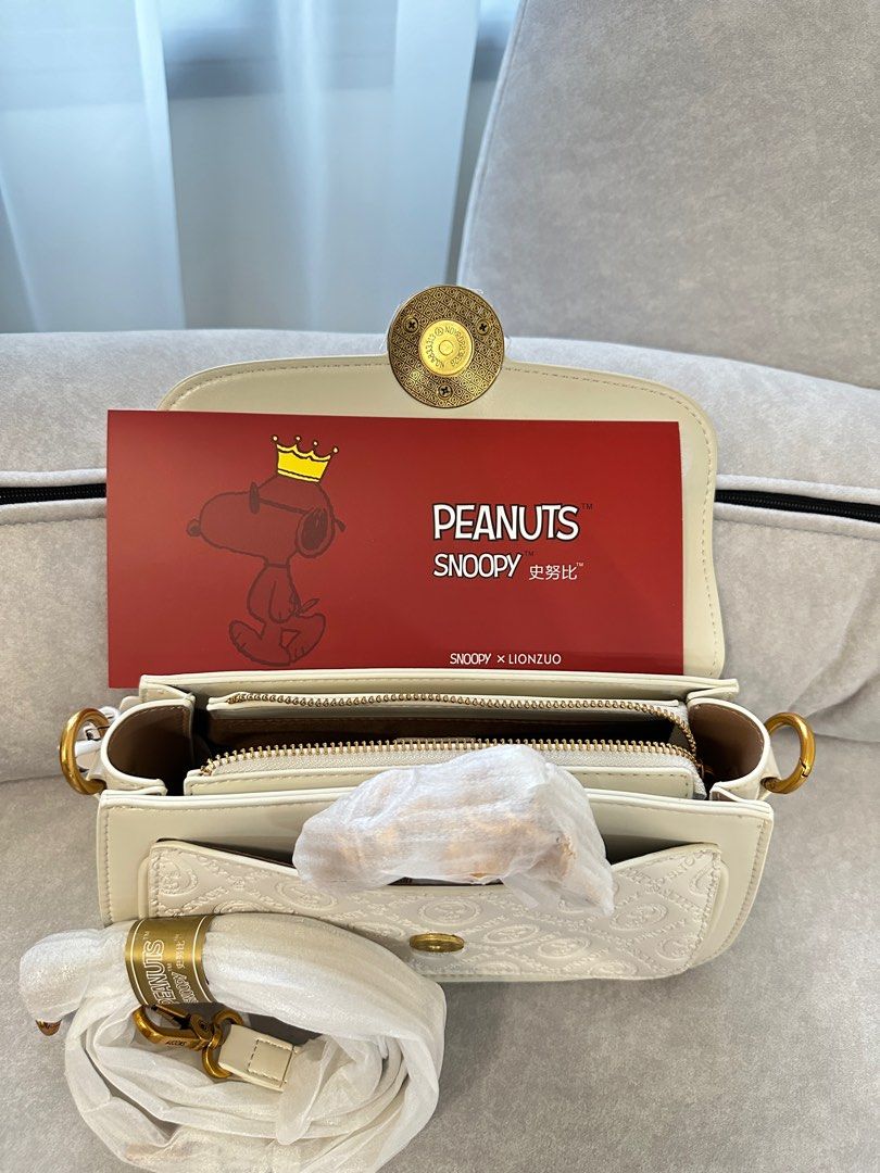 Snoopy Bag (Category: Shoulder Bags) located in Singapore. Submitted by 3velynlim (Listing ID 1391063607, Image 2). Description: all in good condition.