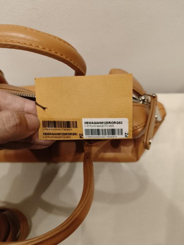 Tods D Styling bauletto bag small (Category: Luxury Bags & Wallets) located in Muntinlupa City. Submitted by momofsix925 (Listing ID 1391076685, Image 2). Description: With cards and dustbag .