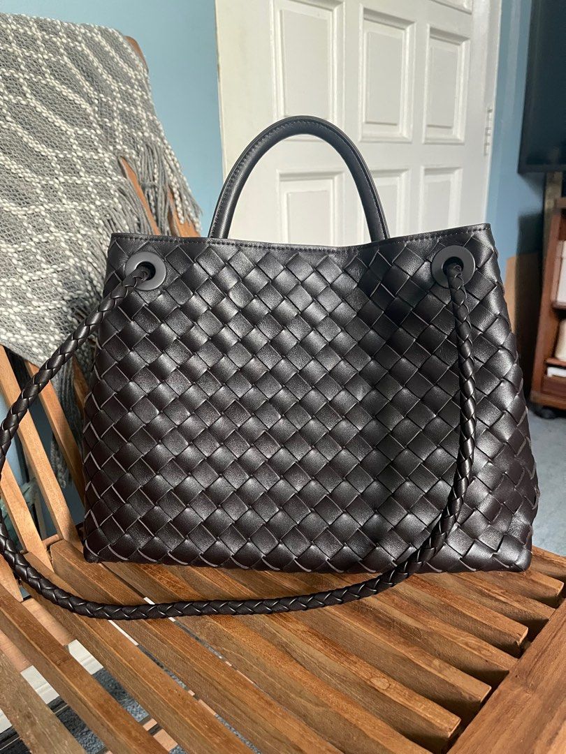 Bottega Veneta Andiamo -Medium (Category: Luxury Bags & Wallets) located in Mandaluyong City. Submitted by outfitee (Listing ID 1390977688, Image 2). Description: Authentic - purchased at the store Color: Fondant Size: Medium With dust bag Lost the gold card - reason why selling it low..