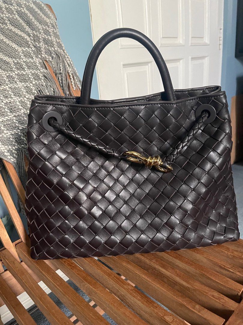 Bottega Veneta Andiamo -Medium (Category: Luxury Bags & Wallets) located in Mandaluyong City. Submitted by outfitee (Listing ID 1390977688, Image 1). Description: Authentic - purchased at the store Color: Fondant Size: Medium With dust bag Lost the gold card - reason why selling it low..