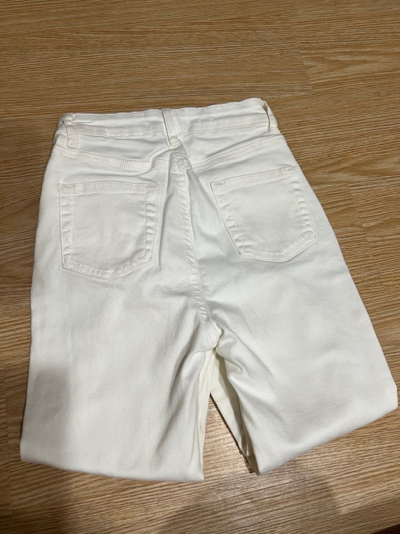 White Jeans (Category: Jeans) located in Rizal. Submitted by kate_declutterr (Listing ID 1391016929, Image 3). Description: Original Primark Brand Padala from US wrong size hindi nagamit. .