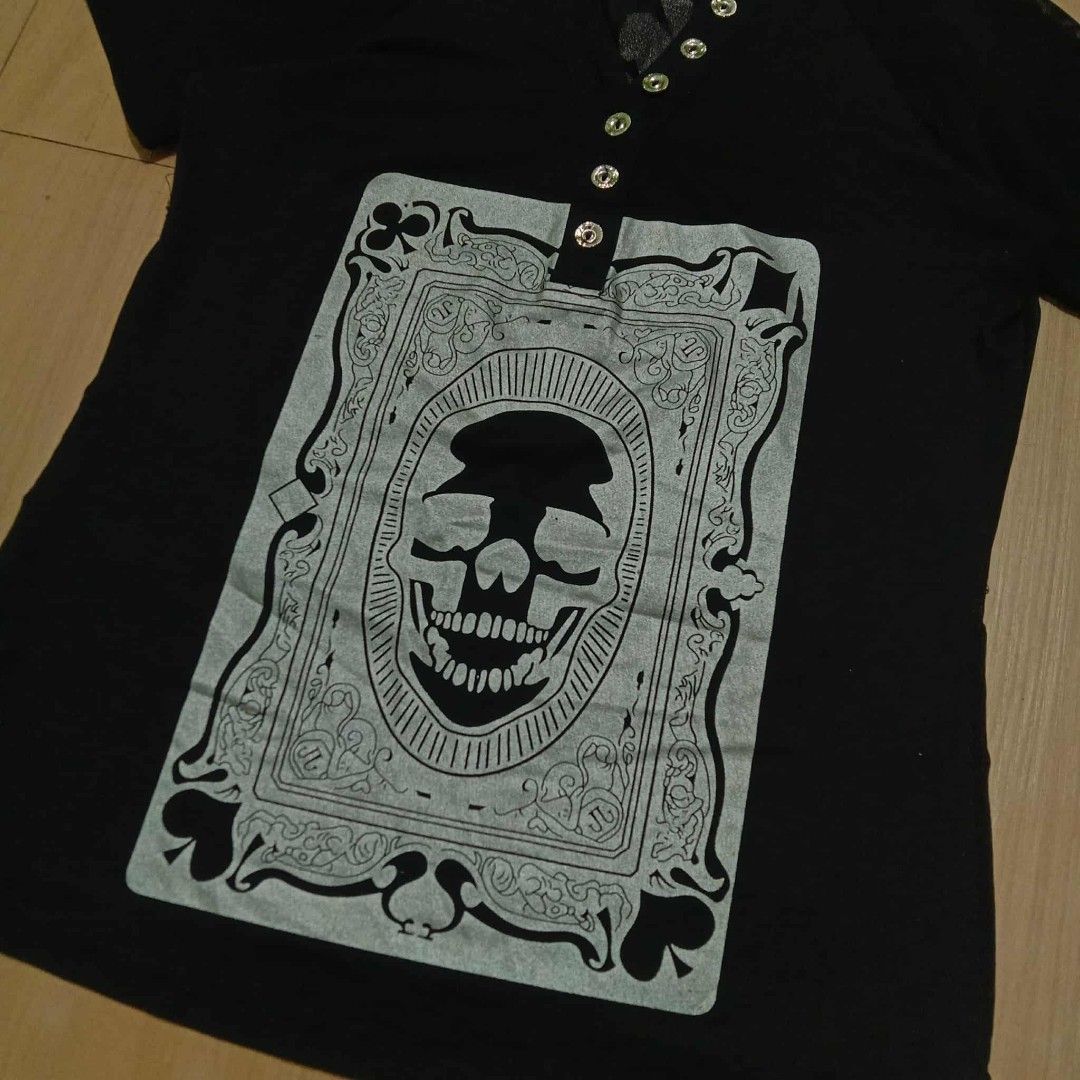 Y2k Skull Card T-shirt (Category: Shirts) located in Manila. Submitted by sitofinds (Listing ID 1391082332, Image 2). Description: For Sale 📣 Y2K Skull Card T-shirt Size L Length 25 Width 16 Good Condition 👍🏽 🏷️₱ 299 Free Shipping via JNT 📦 Meet up around SM Bicutan Can pick up or drop off Taguig, Upper Bicutan 📍 DM for more details 📩.