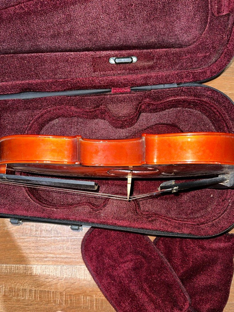 4/4 Beginner Violin (Category: Musical Instruments) located in Manila. Submitted by raphael051705 (Listing ID 1391156997, Image 3). Description: Violin best for beginners. Had been used for 6 months only. All parts are intact and no damage. Violin bow is not included due to damage RFS: Need finances for school Inclusions: •Violin •Violin case ‼️Brand: Mavis‼️ ‼️RUSH SALE‼️ ‼️Meet up within Davao City area only‼️ ‼️PM for more info‼️.