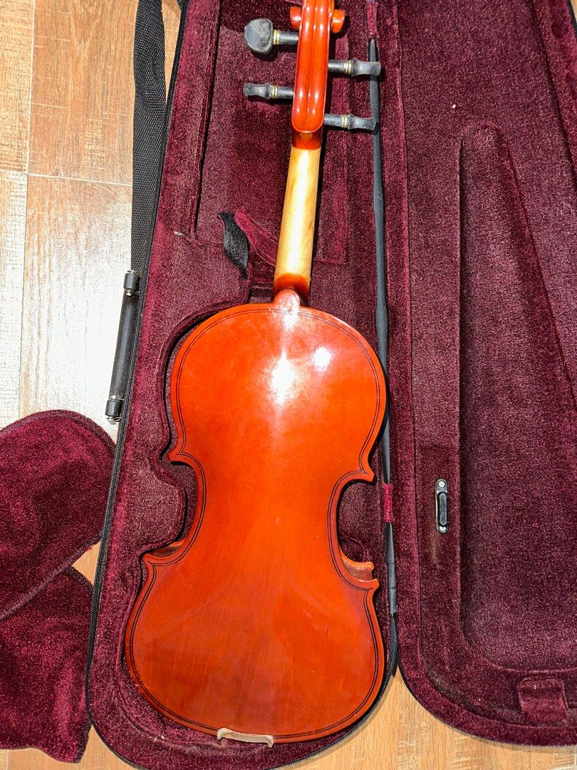 4/4 Beginner Violin (Category: Musical Instruments) located in Manila. Submitted by raphael051705 (Listing ID 1391156997, Image 2). Description: Violin best for beginners. Had been used for 6 months only. All parts are intact and no damage. Violin bow is not included due to damage RFS: Need finances for school Inclusions: •Violin •Violin case ‼️Brand: Mavis‼️ ‼️RUSH SALE‼️ ‼️Meet up within Davao City area only‼️ ‼️PM for more info‼️.
