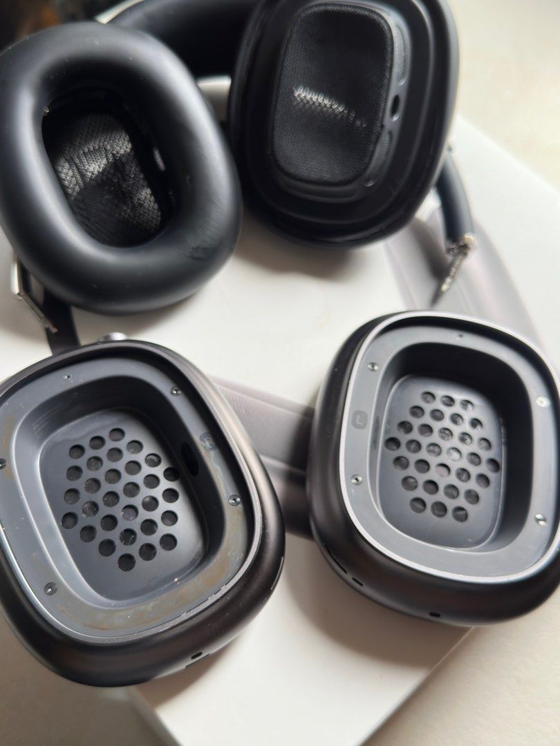 Apple Airpods Max 2022 Space Gray (Category: Headphones & Headsets) located in Manila. Submitted by justktingz (Listing ID 1391194118, Image 2). Description: PRICE IS FIRM. Authentic Apple Airpods Max 2022 Space Grey Includes: Box Silicon Covers (Earcups and Headband) Smart Case Ear Cups/Pads (For Replacement; Optional) NOTE: 1. Has minor scratches on the device itself but nothing major that can affect the performance of the device. 2. Magnet fro