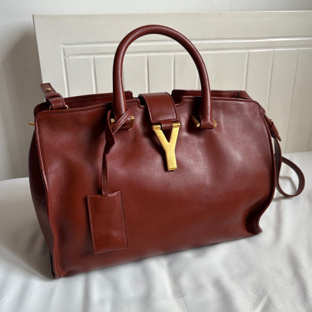 Authentic Yves Saint Laurent Cabas Chyc Cross Body (Category: Luxury Bags & Wallets) located in Manila. Submitted by snatchmybag (Listing ID 1391256807, Image 1). Description: .