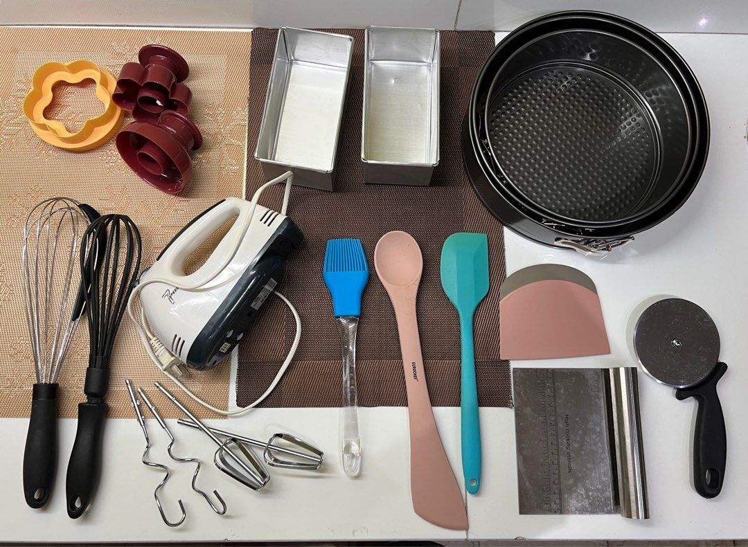 Baking tools hand-mixer, cake mold etc(take all) (Category: Bakeware) located in Caloocan City. Submitted by redkooky (Listing ID 1391221508, Image 1). Description: .