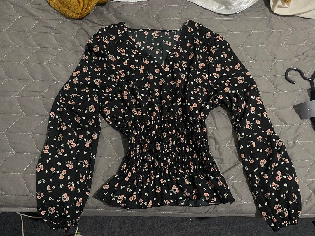 black long sleeved floral blouse (Category: Blouses) located in Los Banos. Submitted by oddklay (Listing ID 1391314090, Image 1). Description: size m-l v-neck stretchy material sa belly part at dulo ng sleeve.