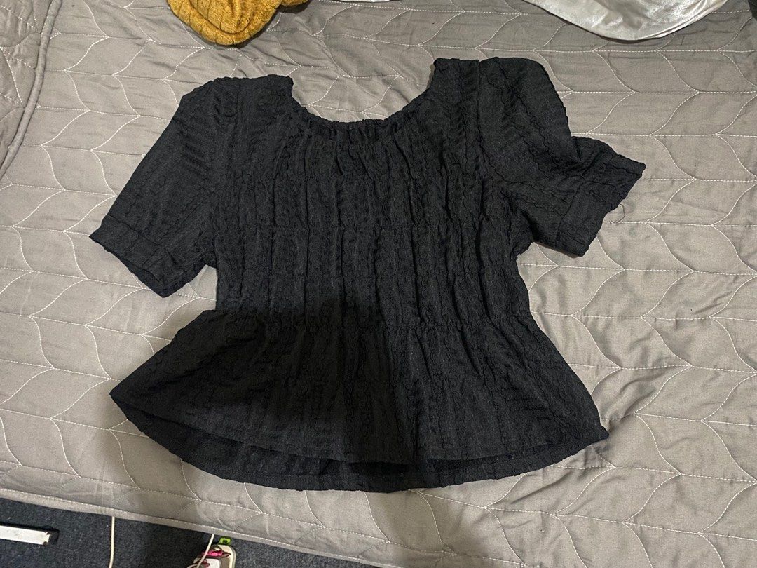 black ribbed crop top (Category: Blouses) located in Los Banos. Submitted by oddklay (Listing ID 1391318289, Image 1). Description: size s-l super stretch no flaws.