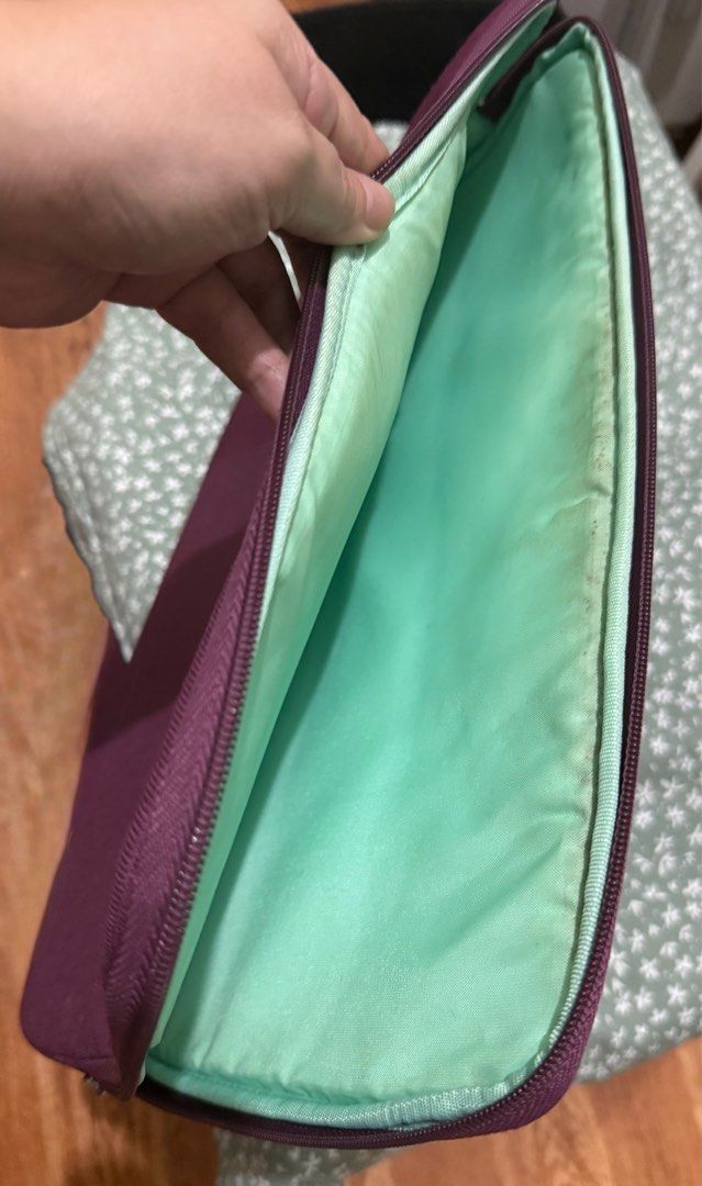 Caselogic 14” laptop sleeve (Category: Laptop Bags & Sleeves) located in San Pedro. Submitted by dhaest (Listing ID 1391163922, Image 3). Description: .