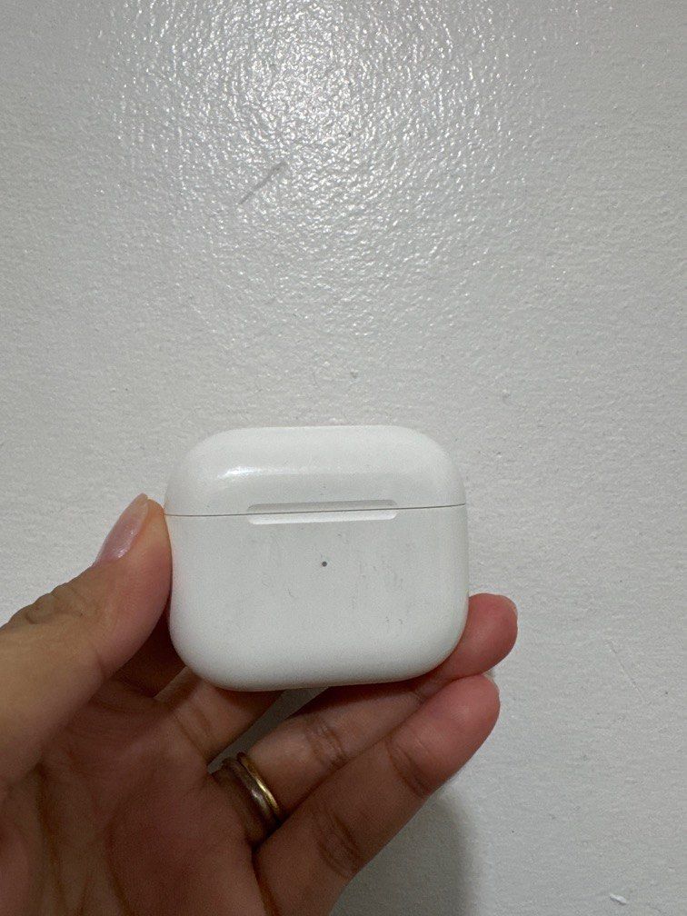 Defective original airpods 3 (Category: Headphones & Headsets) located in Quezon City. Submitted by maesells94 (Listing ID 1391294041, Image 1). Description: Defective.