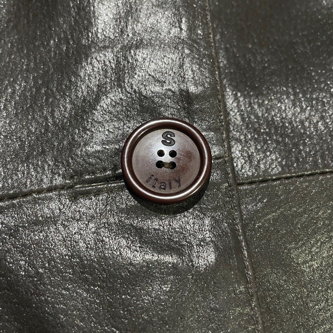 GALLERY AMI LEATHER COAT (Category: Coats, Jackets and Outerwear) located in Muntinlupa City. Submitted by smg1771 (Listing ID 1391212849, Image 3). Description: PANG OFFICE MO MADAM PARA MAANGAS KA PAG NAGKITA KAYO NG KABET MO Gallery Ami Leather Coat small balat ng dragon hahahaha cut wash tags 1500+sf only dm me!.