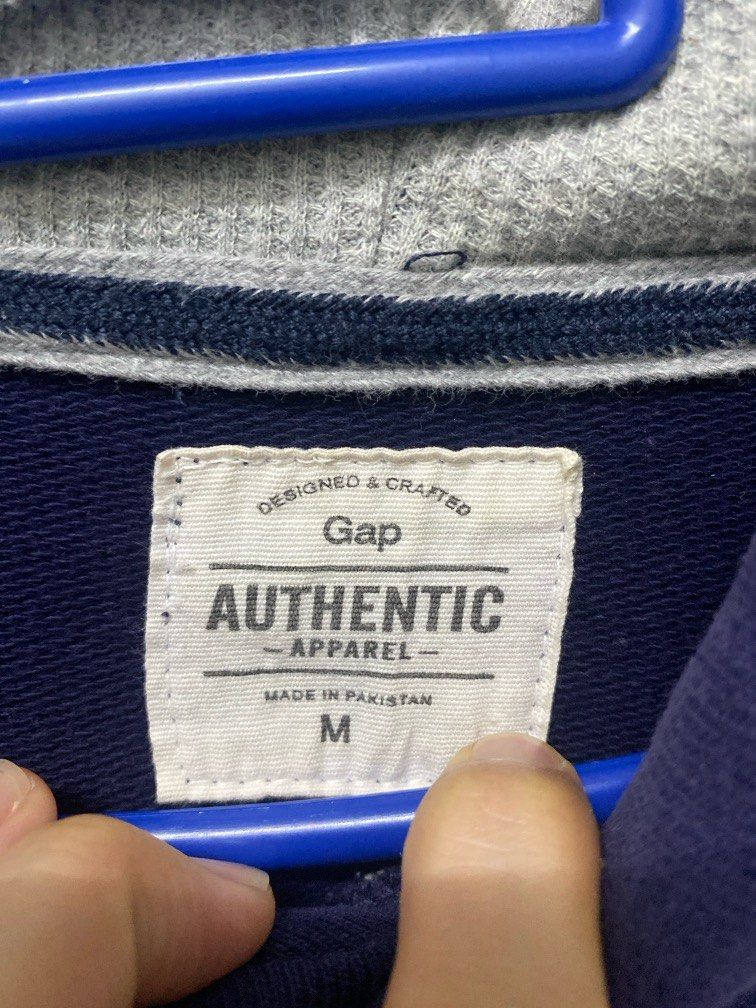 GAP authentic (Category: Hoodies) located in Kuala Terengganu. Submitted by qq.thrift (Listing ID 1391316862, Image 2). Description: - Hoodie GAP Authentic - Pit 21 Labuh 27 - 💯 legit - Mahal blh offer - Dekat blh COD jauh blh pos (DFOD).