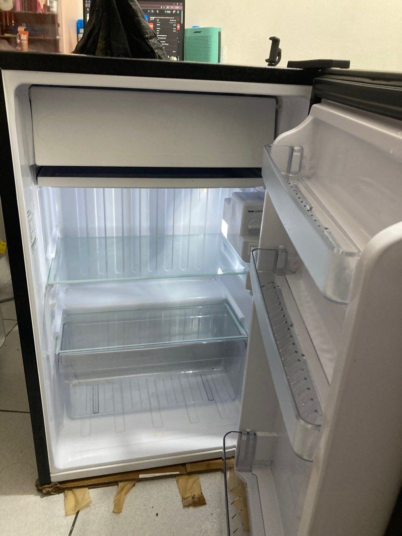 Haier HR-99VN Personal Refrigerator (Category: Refrigerators and Freezers) located in Taguig. Submitted by revph (Listing ID 1391344783, Image 2). Description: HAIER HR-99VN PERSONAL REFRIGERATOR WITH MANUAL BOUGHT IT LAST JUNE 2025 Price : Negotiable Issue: small dent (see photos for reference) nung naglipat kaya nagkadent but all goods RFS: Move out .
