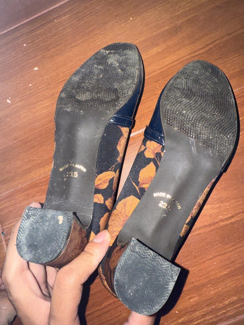heels unbranded (Category: Heels) located in Alicia. Submitted by declutterthingz_1 (Listing ID 1391323641, Image 2). Description: .
