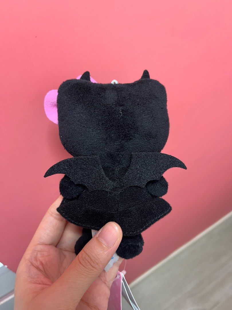 （現貨）Hello Kitty 2025 黑粉惡魔公仔 （分類：絨毛玩具）位於 Hong Kong。 由 gp0414 提交（商品編號 1391325474，圖片 2）。簡介： 日本景品公仔，全新有牌有袋 可順豐到付或炮台山/上環地鐵站交收 電子支付或現金付款。