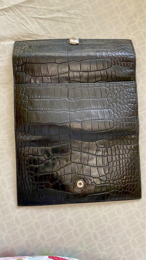 Lauren by Ralph Lauren Long Wallet (Category: Wallets & Card holders) located in Mandaluyong City. Submitted by NAO006 (Listing ID 1391199644, Image 3). Description: This is an authentic Lauren wallet. Ony signs of usage but quite nice, clean and presentable. I'm decluttering some of my big bags and wallets. I prefer smaller ones now. All sales are final. Please scrutinize the pictures before making a purchase. Please note that these are pre-love