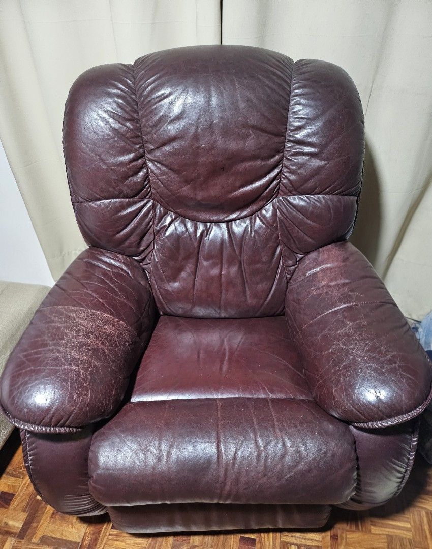 La-z-boy leather recliner (Category: Chairs) located in Antipolo. Submitted by mrcl715 (Listing ID 1391283355, Image 2). Description: .