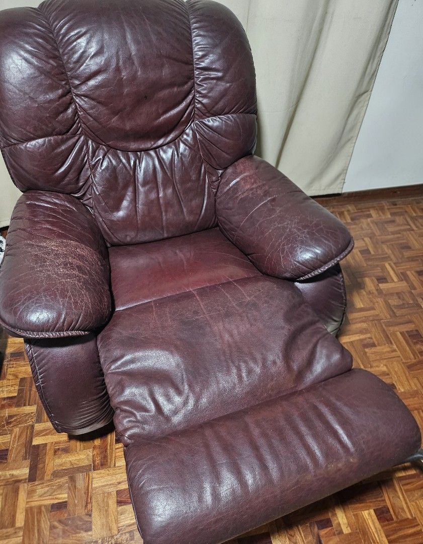 La-z-boy leather recliner (Category: Chairs) located in Antipolo. Submitted by mrcl715 (Listing ID 1391283355, Image 3). Description: .