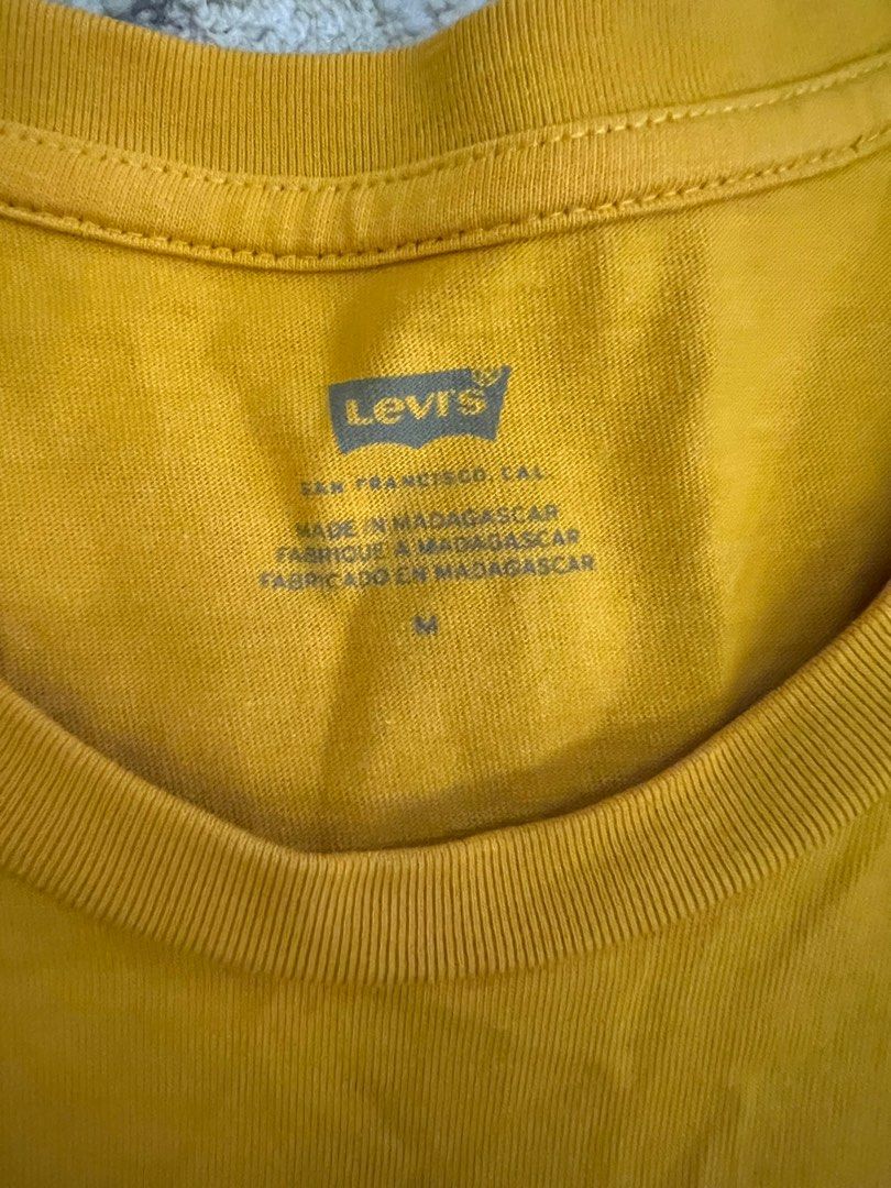 LEVIS (Category: Tshirts & Polo Shirts) located in Kuala Lumpur. Submitted by aimanwong67 (Listing ID 1391324813, Image 3). Description: LEVIS ORIGINAL PIT 20 labuh 28 condition print cantik dan bebas pin hole. Harga Rm40 sahaja beli dibutik bukan bundle ya. .