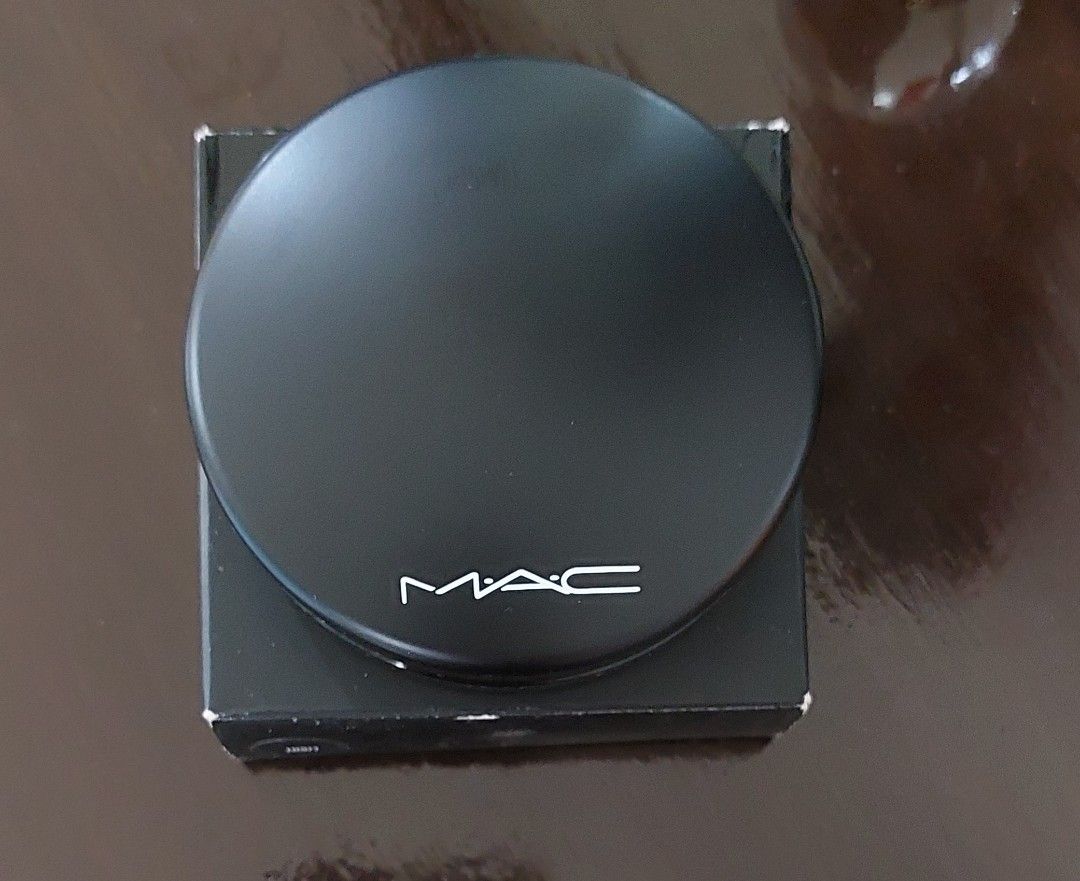 MAC Mineralize face powder (Category: Makeup) located in Paranaque City. Submitted by kutings (Listing ID 1391188655, Image 1). Description: MAC Mineralize SkinFinish Natural Face Powder 10g,light shade..