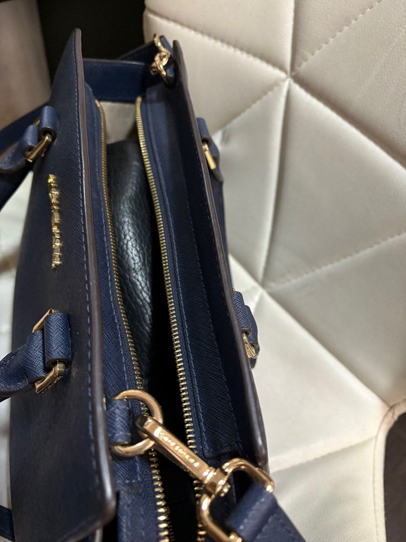 Authentic Michael Corse 2 way bag (Category: Luxury Bags & Wallets) located in Cavite. Submitted by cbmae (Listing ID 1391180547, Image 2). Description: Saffiano Lether style, Comes with original strap.