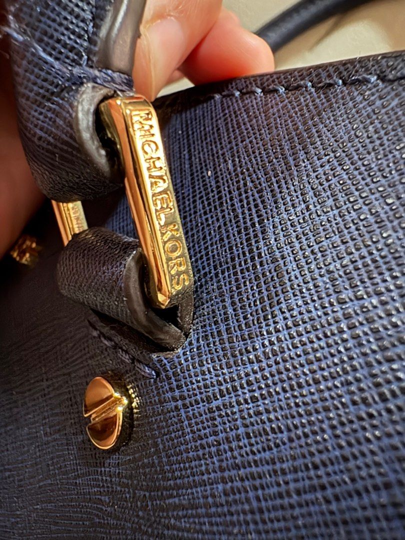 Authentic Michael Corse 2 way bag (Category: Luxury Bags & Wallets) located in Cavite. Submitted by cbmae (Listing ID 1391180547, Image 3). Description: Saffiano Lether style, Comes with original strap.